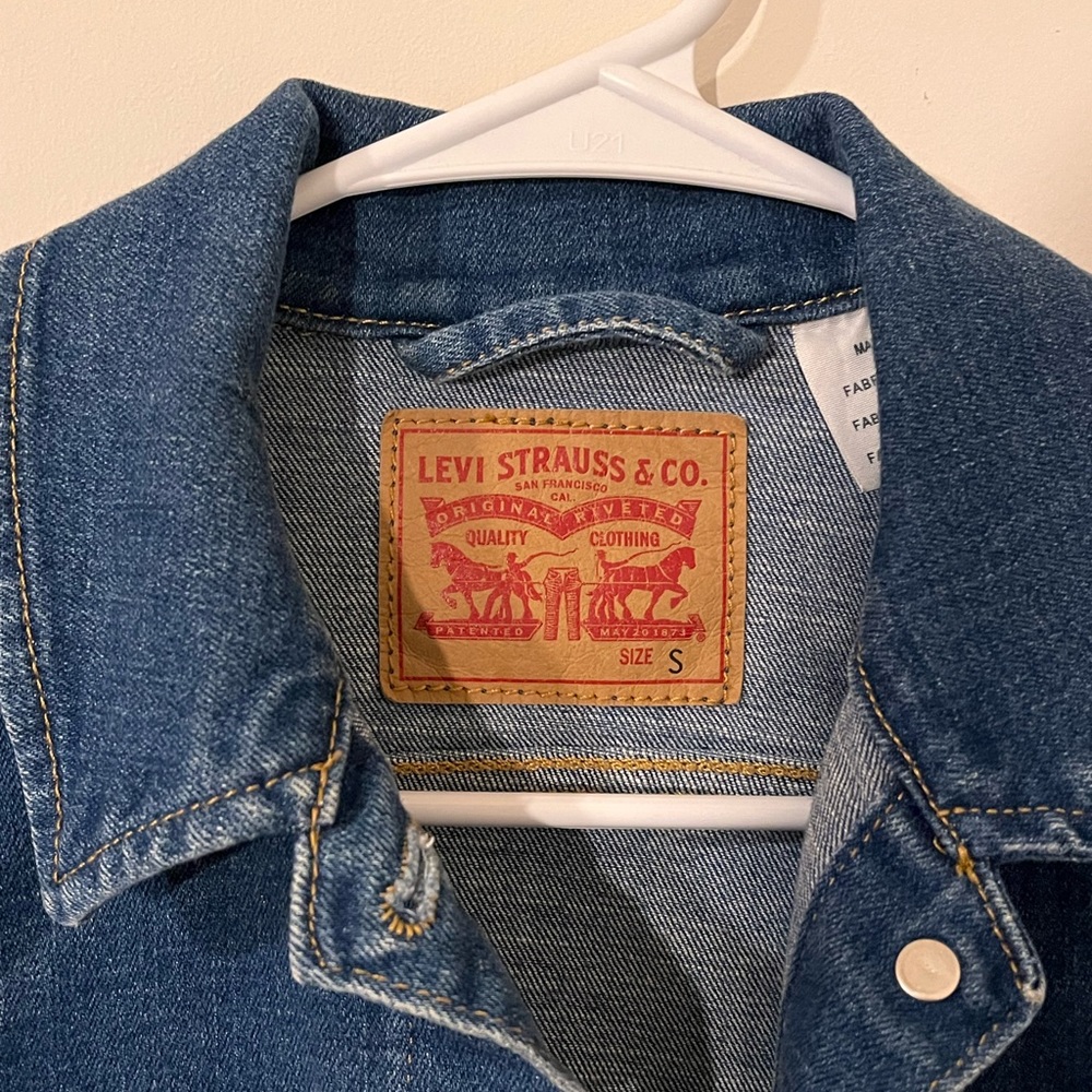 Levi’s jean jacket size small! barely worn, in like-new condition.